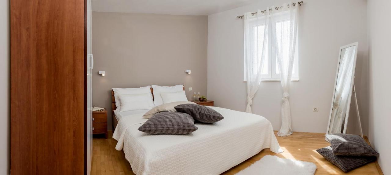 Apartments And Rooms With Parking Space Rogoznica - 10339 Экстерьер фото
