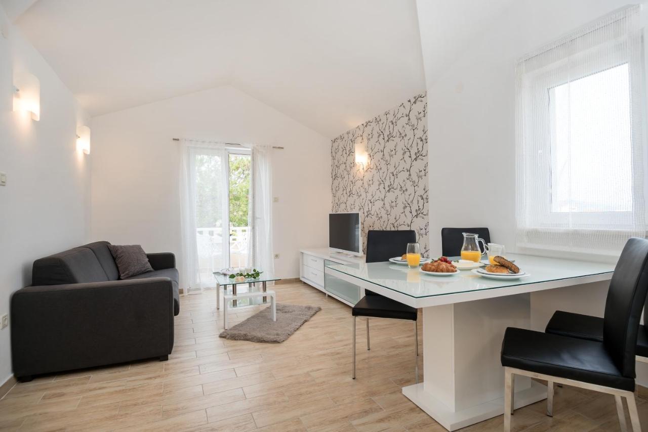Apartments And Rooms With Parking Space Rogoznica - 10339 Экстерьер фото