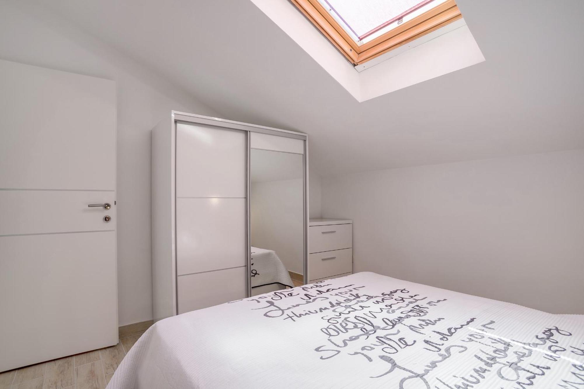 Apartments And Rooms With Parking Space Rogoznica - 10339 Номер фото