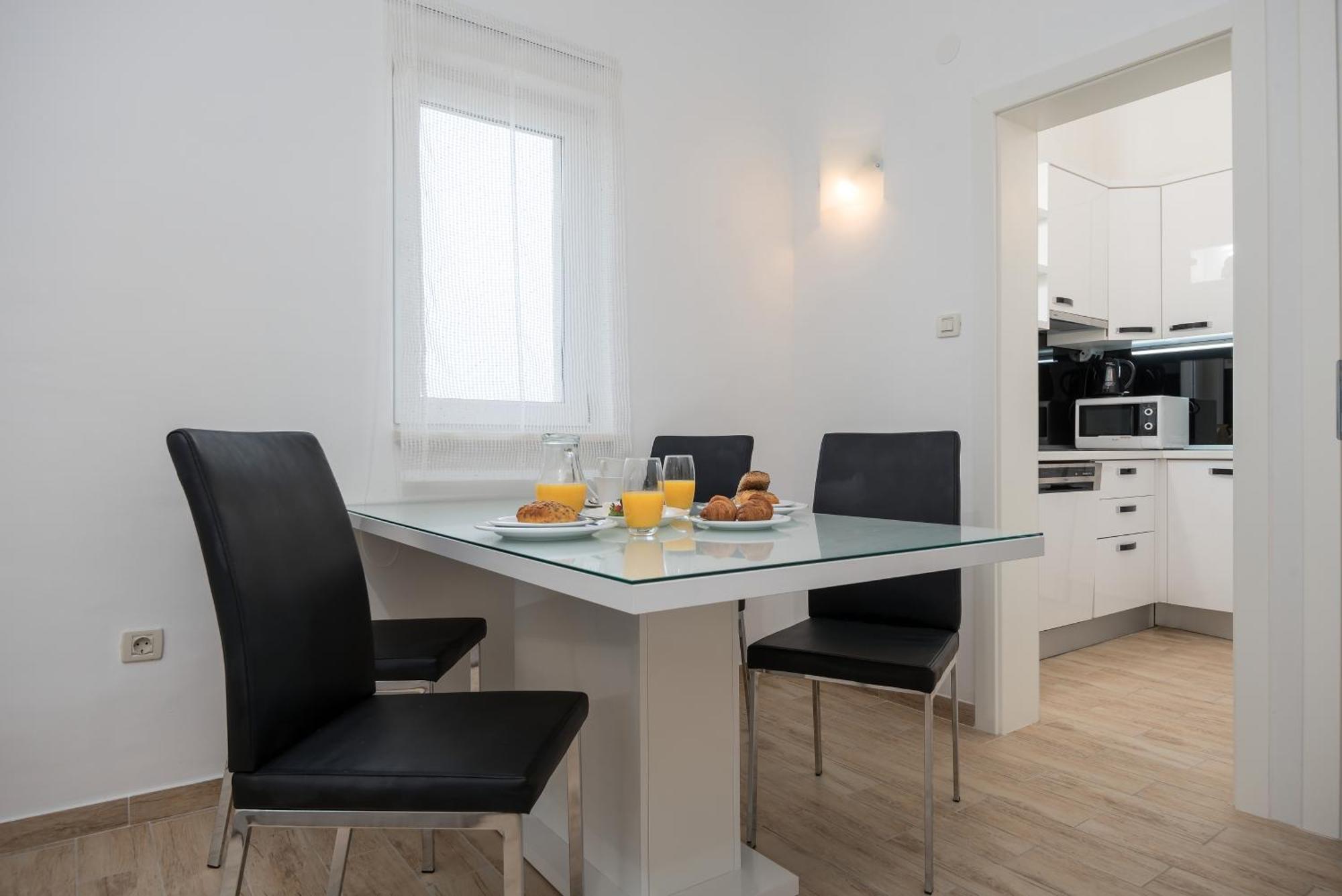 Apartments And Rooms With Parking Space Rogoznica - 10339 Номер фото