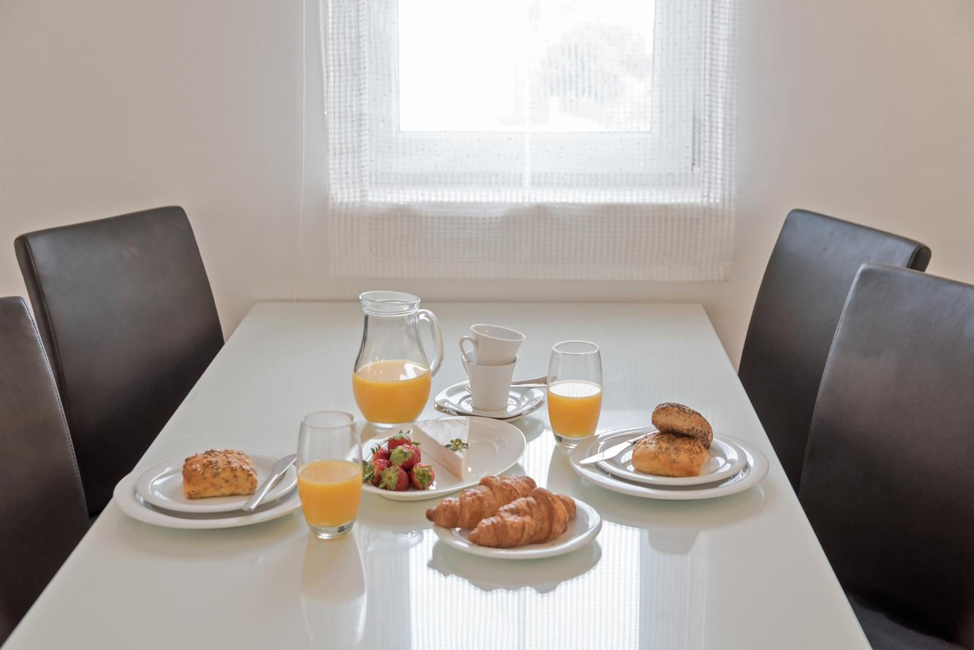 Apartments And Rooms With Parking Space Rogoznica - 10339 Номер фото